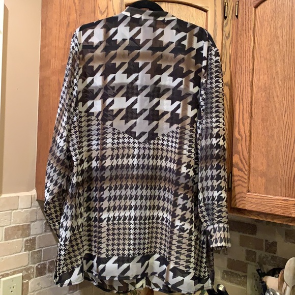 Unique houndstooth pattern blouse - Picture 3 of 4